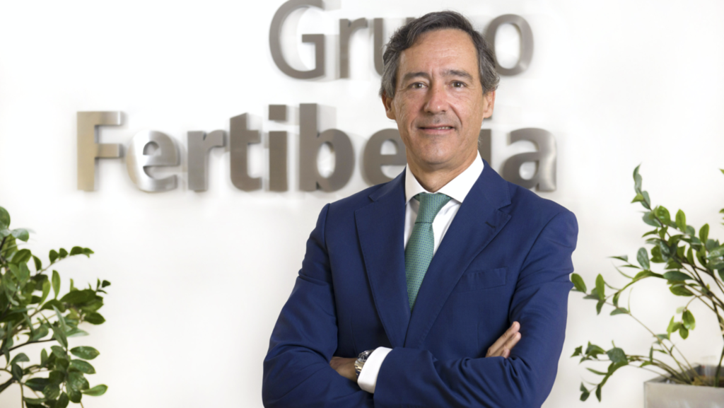 Foto på Javier Goñi, VD för Grupo Fertiberias med texten "Grupo Fertiberia" i bakgrunden