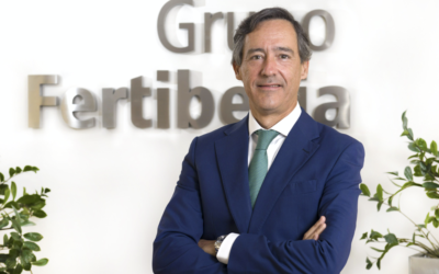Foto på Javier Goñi, VD för Grupo Fertiberias med texten "Grupo Fertiberia" i bakgrunden