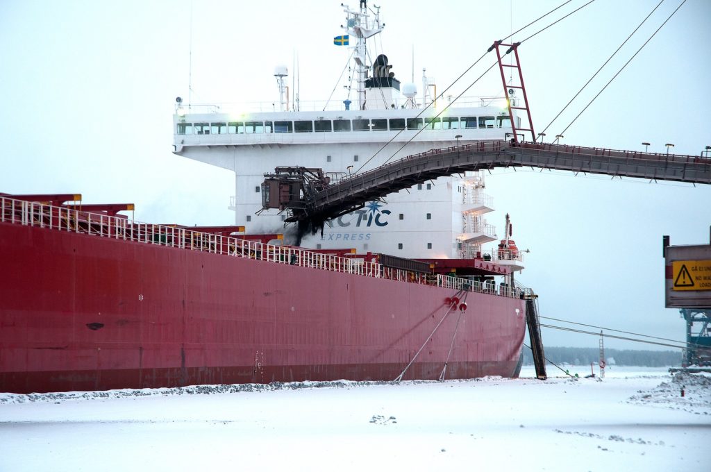 Transportfartyg som lastar i Luleå hamn