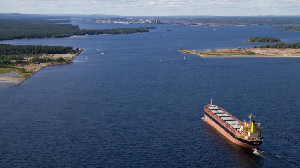 Containerfartyg till havs ute i Luleå Skärgård