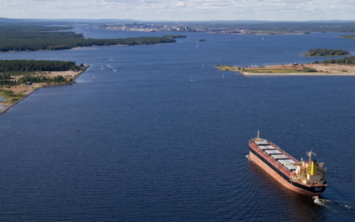 Containerfartyg till havs ute i Luleå Skärgård