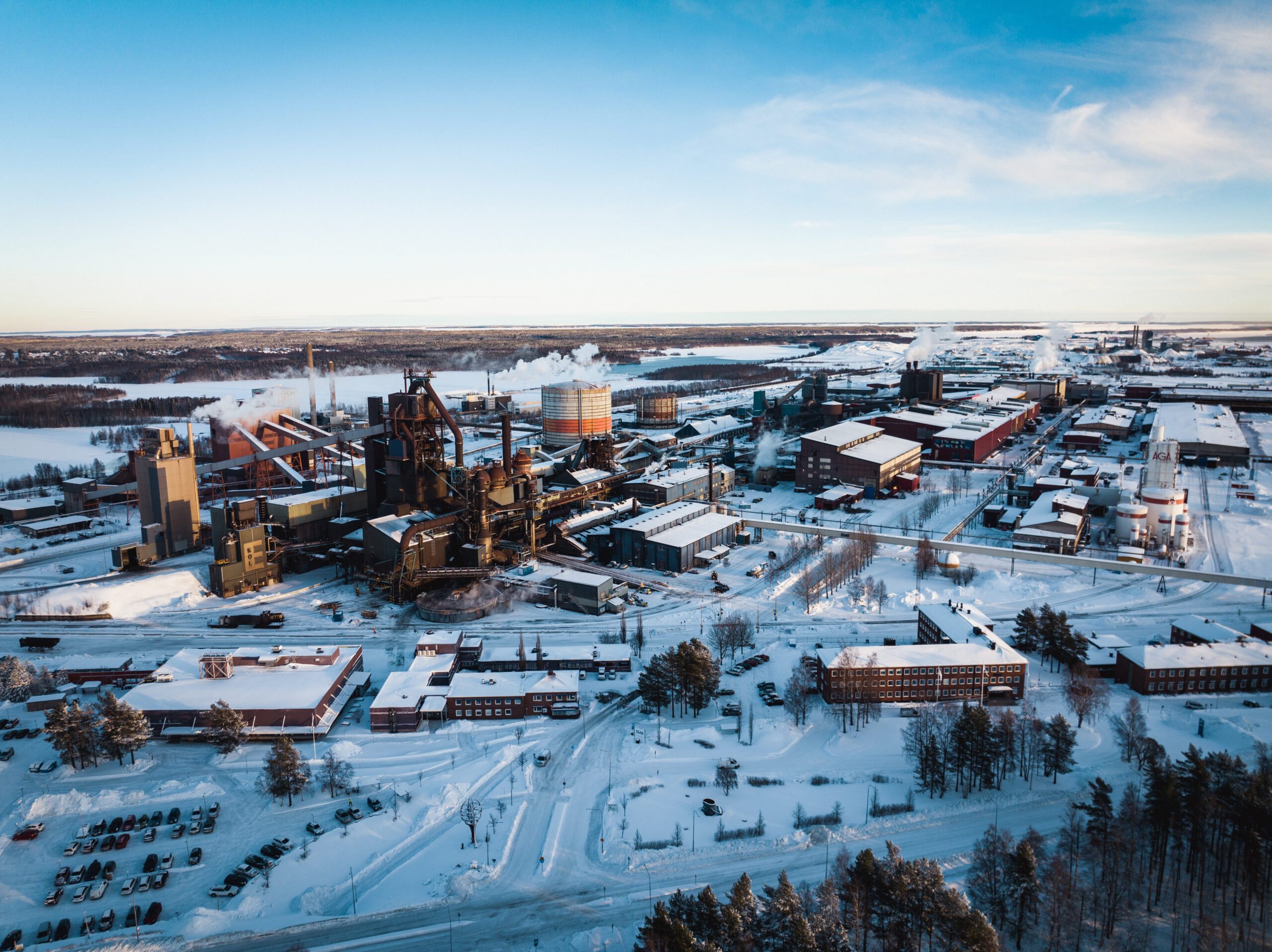 Flygbild Luleå industripark med industribyggnader, silor och skorstenar.