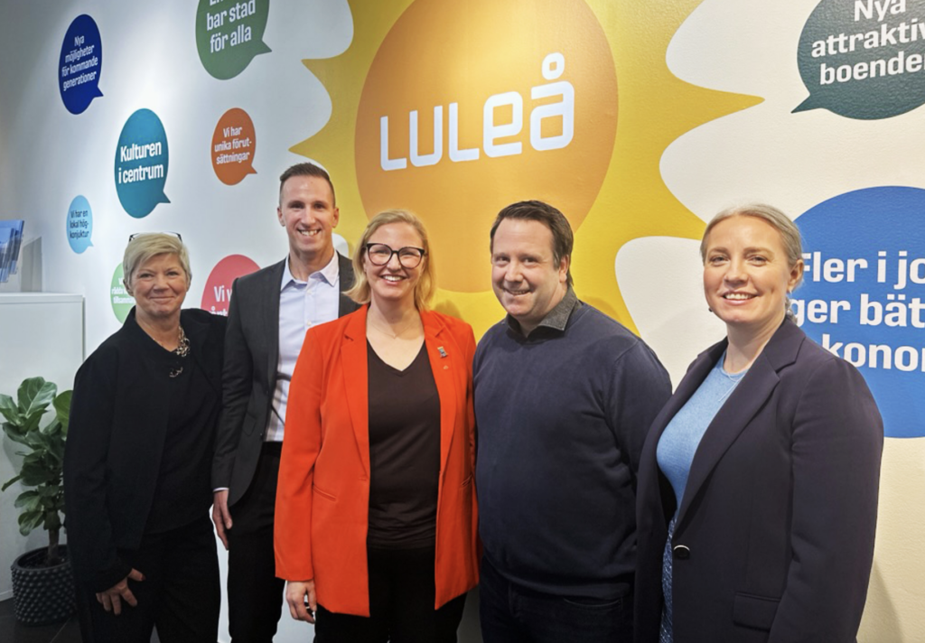Personal från Luleå Industripark tillsammans med Luleås kommunalråd Carina Sammeli i lokal i Smedjan