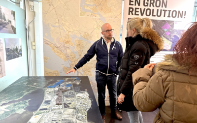 LKAB:s David Högnelid guidar nyfikna vid en modell av Luleå Industripark.