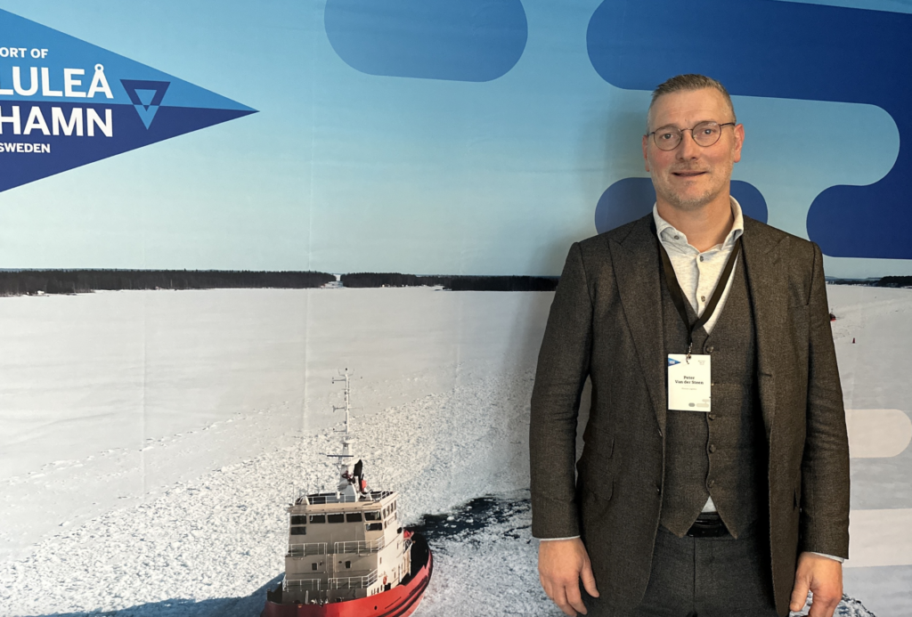 Peter Van Der Steen, managing director på Rhenus Logistics framför affisch för Luleå hamn som bakgrund