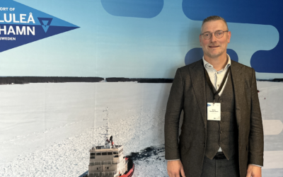 Peter Van Der Steen, managing director på Rhenus Logistics framför affisch för Luleå hamn som bakgrund